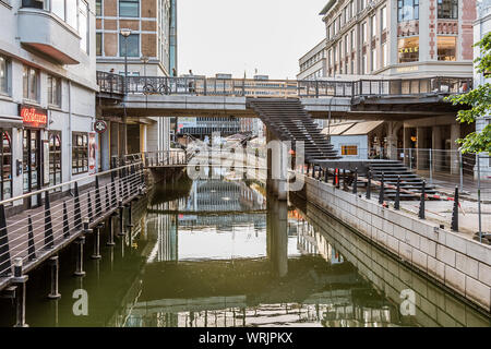 La ville d'Aarhus à l'aide de ponts et des magasins de nuit se reflétant dans le canal, le Danemark, le 15 juillet 2019 Banque D'Images