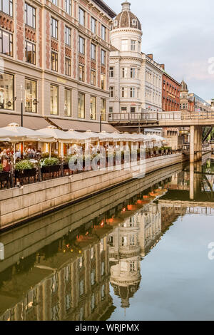 La ville d'Aarhus avec une variété de restaurants se reflétant dans le canal, le Danemark, le 15 juillet 2019 Banque D'Images