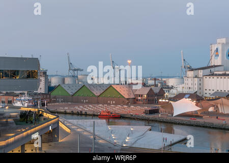 Port d'Aarhus et la bibliothèque1 Dook tissu DLG pour stocker du grain dans la lumière du matin, le Danemark, le 15 juillet 2019 Banque D'Images