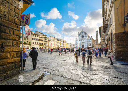 La fin de l'après-midi d'été dans la ville toscane de Florence en tant que touristes marcher à travers la Piazza Santa Croce vers la Basilique Banque D'Images