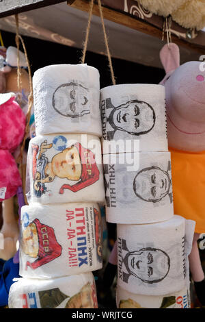 Affichage de papier toilette divers représentant Vladimir Poutine pour les ventes sur le marché à Lviv, Ukraine, vers août 2019 Banque D'Images