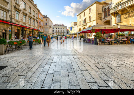 Les touristes et les habitants passent par des boutiques et des cafés qu'ils commencent leur journée à la place des peuples dans la section du palais de Dioclétien de Split, Croatie Banque D'Images