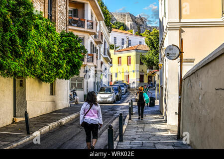 Les Grecs à pied dans un quartier résidentiel près du quartier de Plaka sous le Parthénon et Acropole à Athènes, Grèce. Banque D'Images