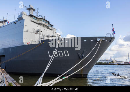 Le HNLMS Rotterdam, L800, plate-forme d'atterrissage dock (LPD), navire de guerre amphibie de la Marine royale des Pays-Bas. Rotterdam, Hollande du Sud, Hollande, Pays-Bas Banque D'Images