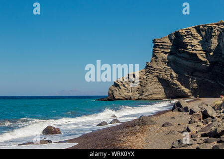 Belle plage de Cape Columbo aussi appelé Paradise beach en île sur Santorin (Grèce) en été. Banque D'Images