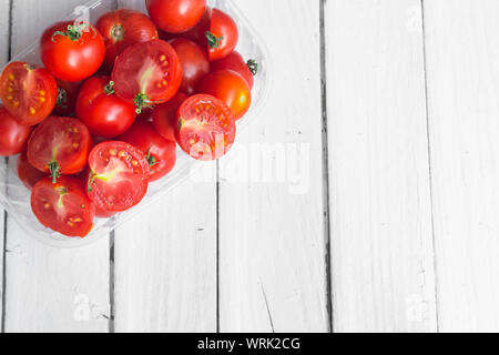 Tomates cerise sur le vieux fond blanc avec place pour le texte Banque D'Images