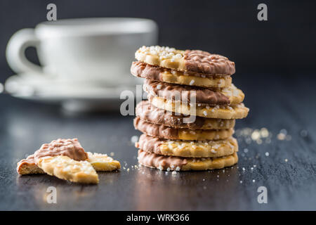 Biscuits de joints toriques. Cookies au chocolat noir sur le tableau. Banque D'Images