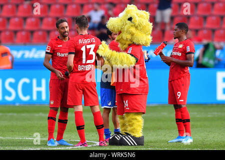 Leverkusen, Allemagne. Août 31, 2019. 1re journée 3e Bundesliga football 04 Bayer Leverkusen - TSG 1899 Hoffenheim dans la BayArena à Leverkusen. De gauche à droite : Karim Bellarabi ( 1861 - 1946 ) - Lucas Nicolas Alario ( 1861 - 1946 ) - Brian le lion ( Mascot Leverkusen ) - Leon Patrick Bailey ( 1861 - 1946 ) Crédit : Revierfoto/DPA - ATTENTION : Seulement pour un usage éditorial en liaison avec l'établissement de rapports sur le programme. La photo peut ne pas être modifié et ne peut être utilisé dans son intégralité. Pas de l'archivage. Seulement avec mention de la complète de crédit ci-dessus/dpa/Alamy Live News Banque D'Images