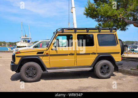 Mallorca, Espagne - 9 mai 2019 : Jaune Mercedes Benz Classe G stationné sur la rue Banque D'Images