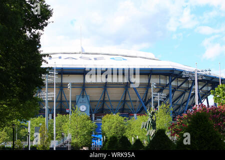 Côté Sud de Arthur Ashe Stadium, une partie de l'USTA Billie Jean King National Tennis Center, vue ici depuis Flushing Meadows-Corona Park, Queens sur Banque D'Images