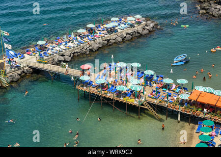 SORRENTO, ITALIE - AOÛT 2019 : zone balnéaire dessous des falaises dans la région de Sorrente. Banque D'Images