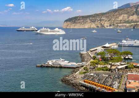 SORRENTO, ITALIE - AOÛT 2019 : partie de la vue aérienne de ferries dans le port de Sorrente avec deux navires de croisière ancrés dans la baie. Banque D'Images