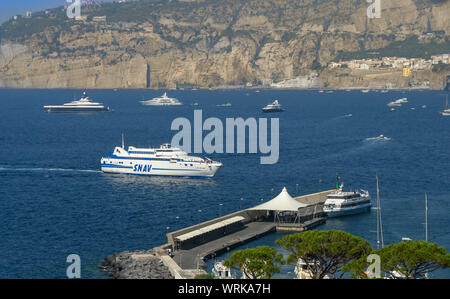 SORRENTO, ITALIE - AOÛT 2019 : Fast Ferry arrivant au port de Sorrento. Banque D'Images