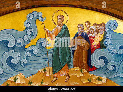 L'icône de la traversée de la Mer Rouge - Moïse conduisant les Israélites à travers la mer des roseaux. L'Eglise grecque-catholique de Saint Elie. Banque D'Images