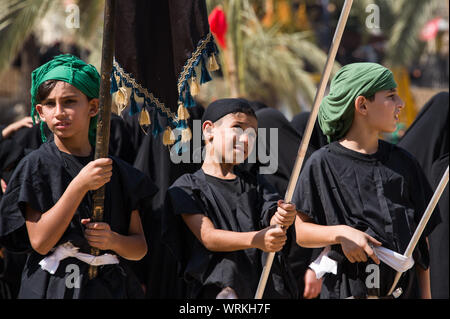 Les gens de Jibchit, municipalité de Nabatiyeh, Liban, pleuré la mort de l'Imam Hussein, petit-fils du Prophète Mohamed, à travers une reconstitution de sa mort pendant la bataille de Karbala en 680 AD. Une distribution de 100 personnes y ont pris part, avec des chevaux et un chameau. Liban, 10 Septembre 2019 Banque D'Images