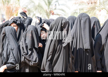 Les gens de Jibchit, municipalité de Nabatiyeh, Liban, pleuré la mort de l'Imam Hussein, petit-fils du Prophète Mohamed, à travers une reconstitution de sa mort pendant la bataille de Karbala en 680 AD. Une distribution de 100 personnes y ont pris part, avec des chevaux et un chameau. Liban, 10 Septembre 2019 Banque D'Images