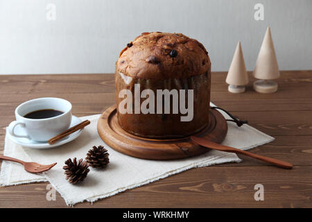 Panettone italien un gâteau aux fruits de Noël avec tasse de café libre isolé sur le tableau Banque D'Images