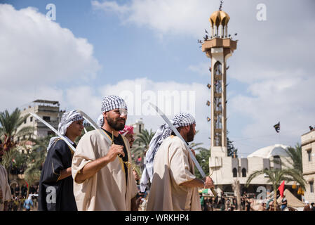 Les gens de Jibchit, municipalité de Nabatiyeh, Liban, pleuré la mort de l'Imam Hussein, petit-fils du Prophète Mohamed, à travers une reconstitution de sa mort pendant la bataille de Karbala en 680 AD. Une distribution de 100 personnes y ont pris part, avec des chevaux et un chameau. Liban, 10 Septembre 2019 Banque D'Images