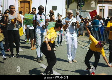 La Capoeira fighters entre une foule dans les rues au cours d'un environnement pro lutte pendant la journée de l'indépendance brésilienne, lui demandant de sauver l'Amazonie. Banque D'Images