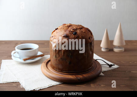 Panettone italien un gâteau aux fruits de Noël avec tasse de café libre isolé sur le tableau Banque D'Images