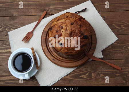 Panettone italien un gâteau aux fruits de Noël avec tasse de café libre isolé sur le tableau Banque D'Images