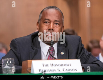 Washington, États-Unis d'Amérique. 10 Sep, 2019. United States Secretary of Housing and Urban Development (HUD) Ben Carson témoigne lors d'une audition devant le comité sénatorial des banques, du logement et des Affaires urbaines, intitulée "La réforme du financement du logement : prochaines étapes" sur la colline du Capitole à Washington, DC le mardi 10 septembre 2019.Crédit : Ron Sachs/CNP Crédit dans le monde entier | conditions : dpa/Alamy Live News Banque D'Images