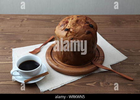 Panettone italien un gâteau aux fruits de Noël avec tasse de café libre isolé sur le tableau Banque D'Images