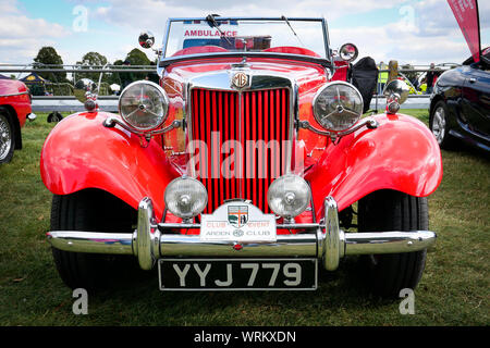 Rouge 1952 MG roadster deux places entièrement restauré en état avec antibrouillards et repliée vers le bas du toit. Banque D'Images