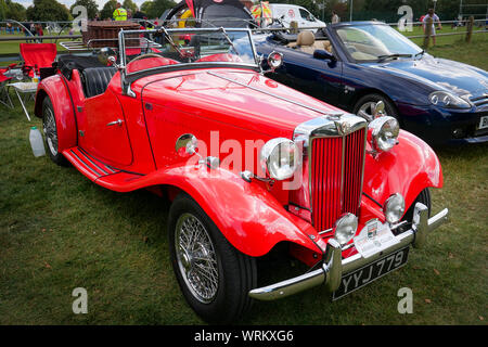 Rouge 1952 MG roadster deux places entièrement restauré en état avec antibrouillards et repliée vers le bas du toit. Banque D'Images