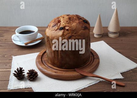 Panettone italien un gâteau aux fruits de Noël avec tasse de café libre isolé sur le tableau Banque D'Images