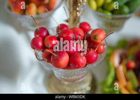 Crabe rouge apple dans un bocal de verre . Caramel pommes de crabe de croisement . Banque D'Images
