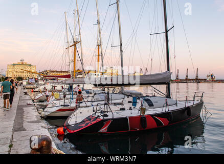 La Riva (front de mer) et Luka (port) à Rijeka, Croatie. De nombreux yachts ou bateaux de tourisme sont amarrés dans le port. Banque D'Images