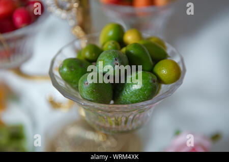 L'alimentation végétarienne saine . Les fruits de feijoa dans un bol. Fruits tropicaux feijoa . Banque D'Images