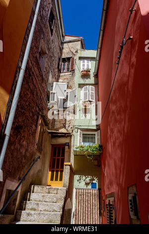 Mince étroit bâtiment résidence Méditerranée intéressant colorés en Cres Croatie Banque D'Images