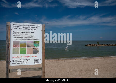 De l'Oregon, Ohio - un signe met en garde contre les algues bleu-vert dans l'eau du lac Érié à Maumee Bay State Park. Causée en grande partie par le ruissellement du phosphore d'agricultu Banque D'Images