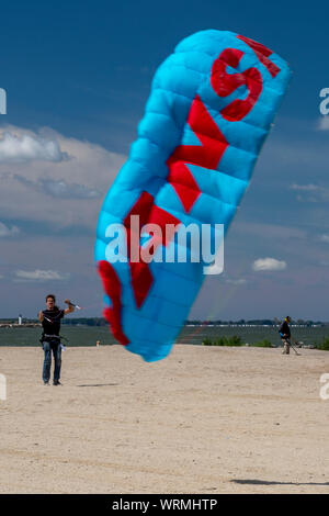 De l'Oregon, Ohio - un jeune homme vole une Pansh kite sur la plage du lac Érié à Maumee Bay State Park. Banque D'Images