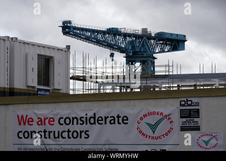 Grue titan s'élevant au-dessus du nouveau centre résidentiel en construction sur l'ancien site de construction navale du John Brown à Clydebank Banque D'Images