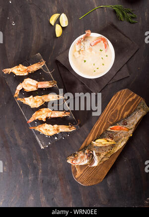 Cuisine orientale, crevettes et Kofta et kabab sur un plat de style Banque D'Images