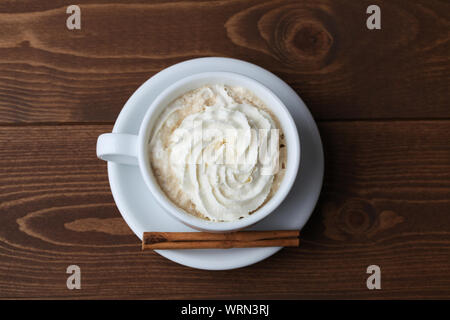 Café viennois avec crème fouettée isolé sur table en bois Banque D'Images