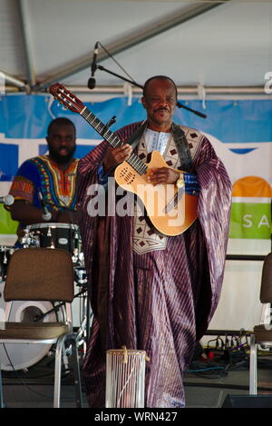 Griot malien, Cheick Hamala Diabate joue de la guitare lors d'une performance au National Folk Festival, Salisbury, MD. Banque D'Images