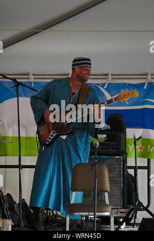 Le bassiste électrique effectue avec griot malien, Cheick Hamala Diabate et son groupe au Festival national du folklore, Salisbury, MD. Banque D'Images