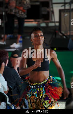 Un griot malien avec dancer, Cheick Hamala Diabate et son groupe au Festival national du folklore, Salisbury, MD. Banque D'Images