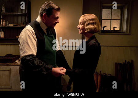 DATE DE SORTIE : Septembre 20, 2019 TITRE : Downton Abbey STUDIO : Focus Réalisateur : Michael Engler RÉSUMÉ : adapté de la série télévisée Downton Abbey qui raconte l'histoire de la famille Crawley, un riche propriétaire d'une grande propriété dans la campagne anglaise au début du 20e siècle. Avec : BRENDAN COYLE comme John Bates, JOANNE FROGGATT comme Anna Bates . (Crédit Image : © Focus/photos) Banque D'Images