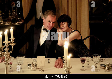 DATE DE SORTIE : Septembre 20, 2019 TITRE : Downton Abbey STUDIO : Focus Réalisateur : Michael Engler RÉSUMÉ : adapté de la série télévisée Downton Abbey qui raconte l'histoire de la famille Crawley, un riche propriétaire d'une grande propriété dans la campagne anglaise au début du 20e siècle. Avec : Hugh Bonneville que Robert Crawley, comte de Grantham, MICHELLE DOCKERY comme Lady Mary Talbot. (Crédit Image : © Focus/photos) Banque D'Images