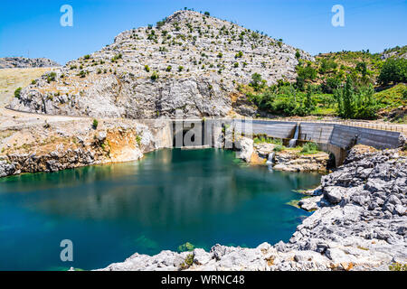 Barrage de l'eau près de Mjeda avec de l'eau dans la rivière Drini, Albanie Banque D'Images