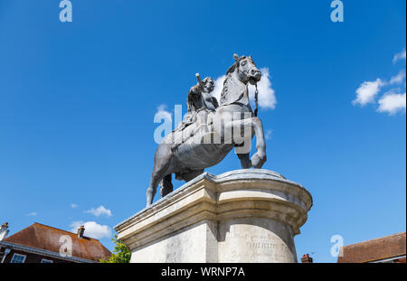 Conduire une statue du roi William III monté à cheval vêtu comme un sénateur romain dans le Square dans la ville de Petersfield, Hampshire, Royaume-Uni Banque D'Images