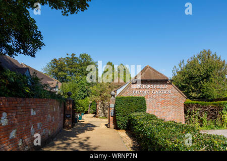 Entrée de la Petersfield Physic Garden, un jardin botanique Jardin des plantes aromatiques de plantes médicinales ouvert au public en Petersfield, Hampshire, Angleterre du sud Banque D'Images