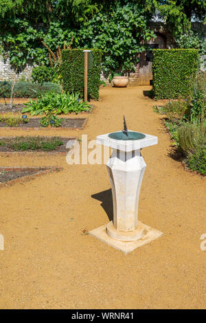 Cadran solaire dans le Jardin botanique, un jardin de fines herbes de plantes médicinales, dans la ville de Petersfield, Hampshire, dans le sud de l'Angleterre, Royaume-Uni Banque D'Images