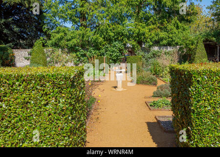 Cadran solaire dans le Jardin botanique, un jardin de fines herbes de plantes médicinales, dans la ville de Petersfield, Hampshire, dans le sud de l'Angleterre, Royaume-Uni Banque D'Images