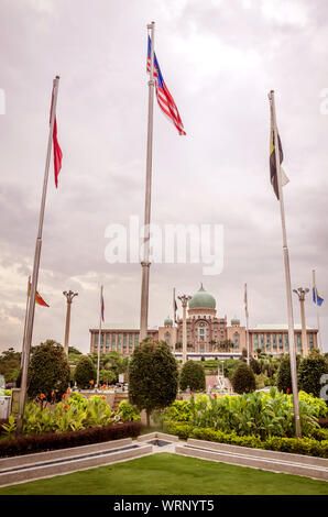 Près de Dataran Putra Perdana Putra, le bureau du Premier Ministre de la Malaisie. La Dataran Putra a drapeaux de tous les États de la Malaisie. Banque D'Images